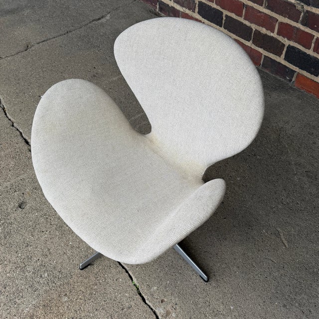 Mid 20th Century Arne Jacobsen Swan Chair for Fritz Hansen For Sale - Image 5 of 12