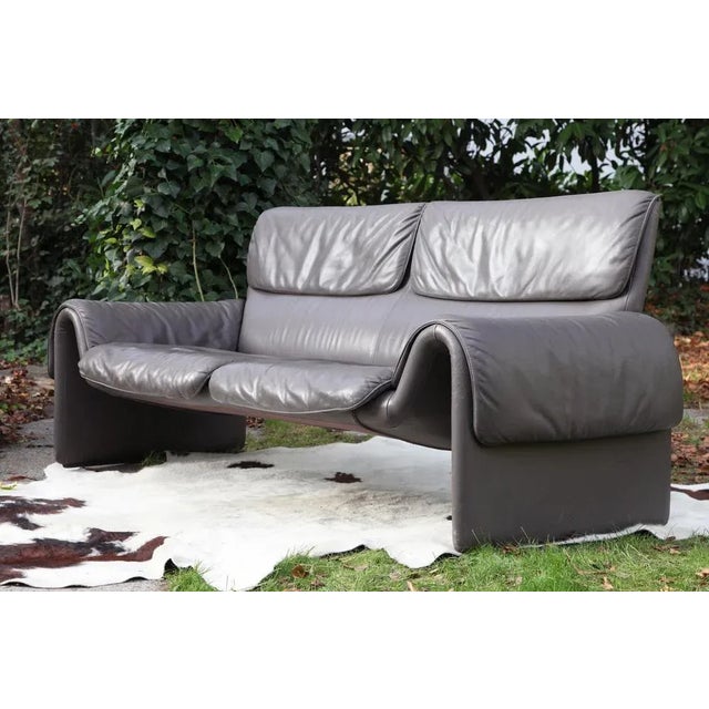 Very gorgeous and sought after de sede sofa design. This gray color is a rare and beautiful version, and this one is in...