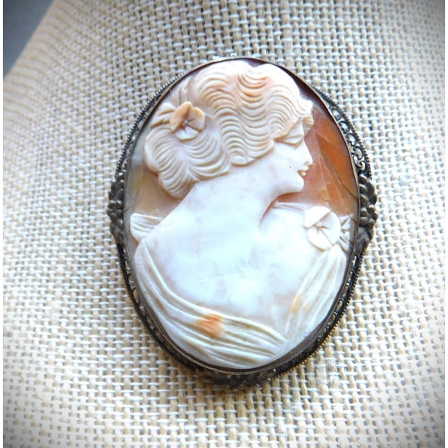 Almond Antique Victorian Cameo Oval 10k Gold Woman Profile Brooch Pin Mesh Floral Mounting For Sale - Image 8 of 8