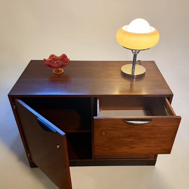 Mid-Century Modern 1960s Jens Risom Walnut Executive Cabinet – Restored Mid-Century Modern Credenza, Attributed For Sale - Image 3 of 12