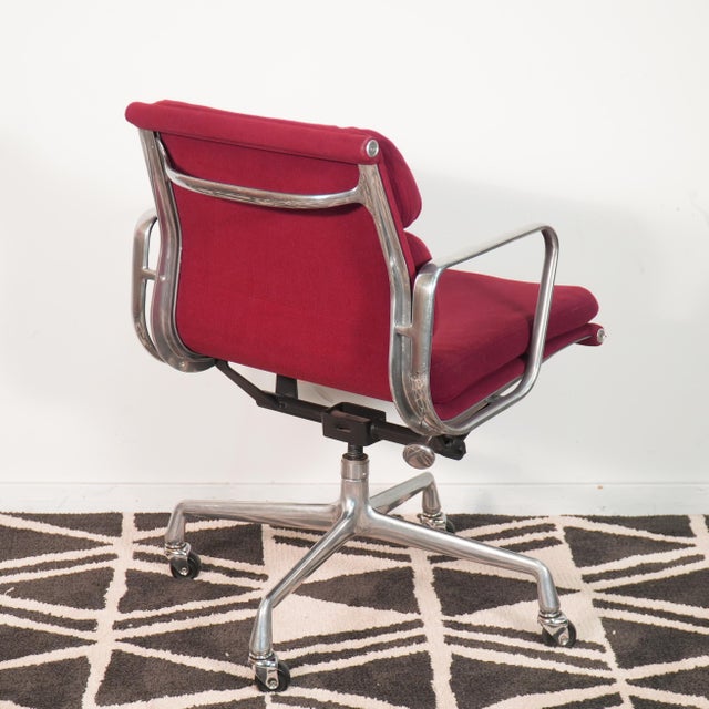 Mid-Century Modern Late 20th Century Eames for Herman Miller Aluminum Group Soft Pad Management Chair For Sale - Image 3 of 10