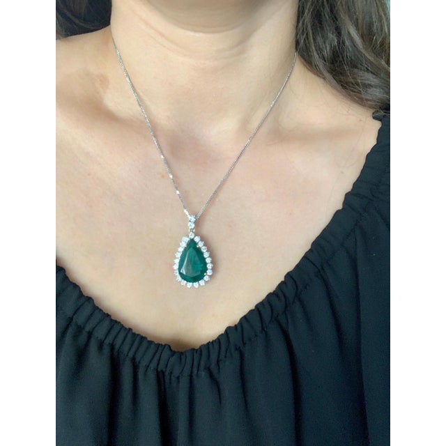 15 Ct Pear Hydro Emerald & 4 Ct Diamond Pendent/Necklace 18 Kt White Gold For Sale - Image 13 of 18