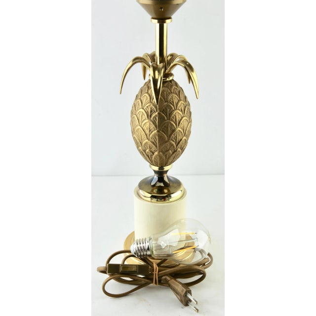 1960s Hollywood Regency Sculptural Brass Pineapple Table Lamp in the Style of Maison Jansen For Sale - Image 5 of 10