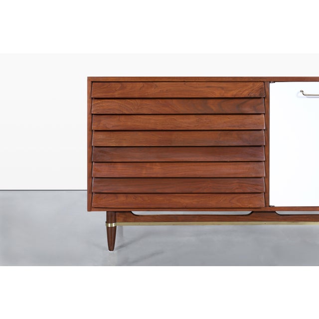 1960s Mid-Century Modern Walnut and Lacquer Credenza by American of Martinsville For Sale - Image 5 of 15
