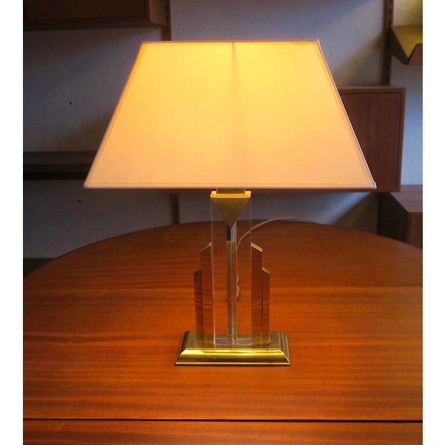 Metal Hollywood Regency Skyscraper Table Lamp in Brass and Acrylic, 1970s For Sale - Image 7 of 11