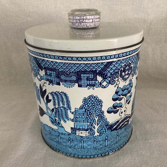 1950s Blue Magic Knob Luce Corp Krispy Kan Tin Canister Featuring a Classic Blue Willow Pattern For Sale - Image 5 of 12