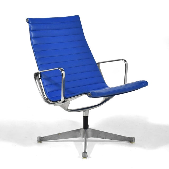 1960s Pair of Eames Aluminum Group Lounge Chairs by Herman Miller Blue For Sale - Image 5 of 13