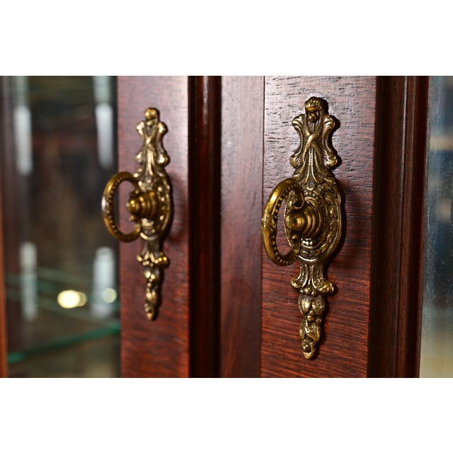 Wood Late 20th Century Ethan Allen Georgian Carved Flame Mahogany Lighted Breakfront Bookcase Cabinet For Sale - Image 7 of 16