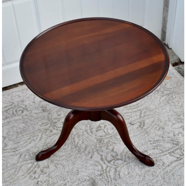 Brown Vintage WIlliamsburg Galleries Petite Mahogany Round Pie Crust Queen Anne Table For Sale - Image 8 of 13