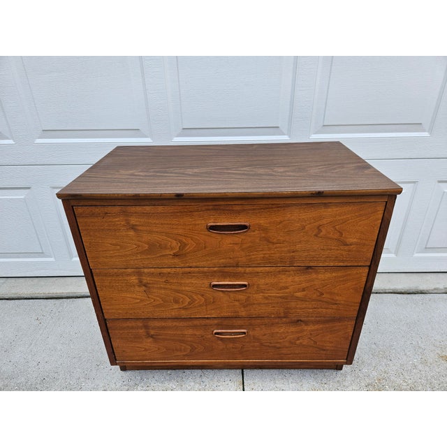 Mid-Century Modern Lane Furniture Walnut Three Drawer Chest of Drawers Dresser For Sale - Image 3 of 10