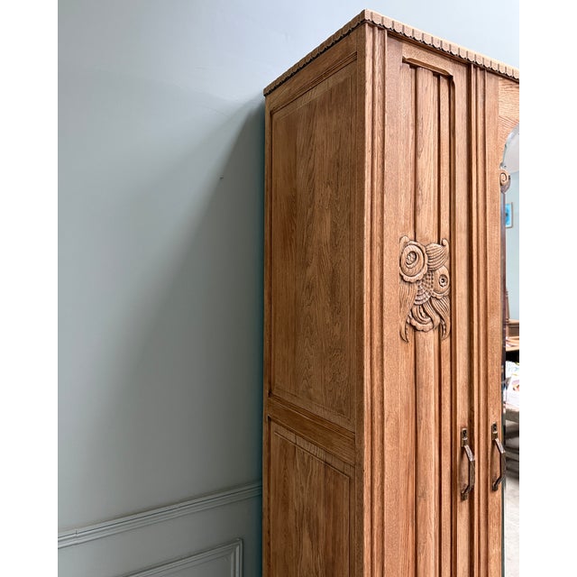 Majestic and elegant, this large art deco oak wardrobe embodies all the charm of 1930s furniture. With its structured...