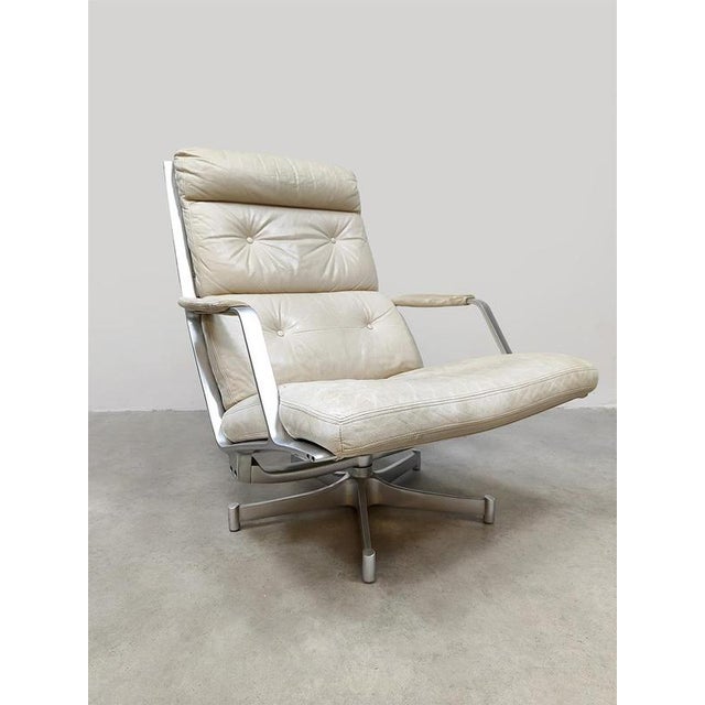 This unique FK 85 lounge chair is an iconic example of Danish design from the 1960s, designed by the renowned duo Preben...