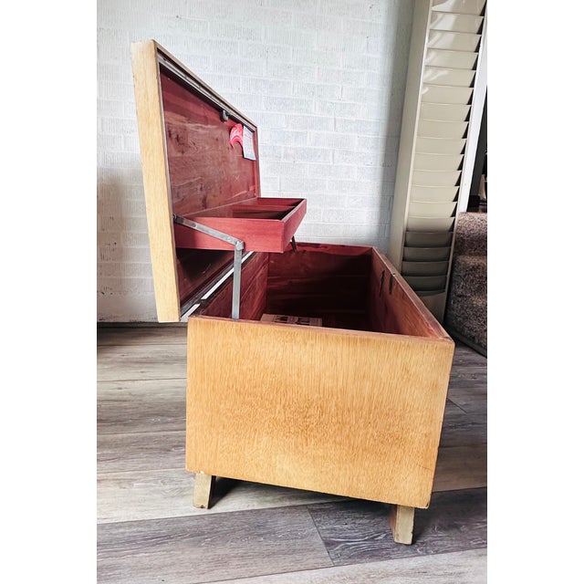 1955 Lane Blonde Veneer Cedar Footed Chest With Key & Certificate For Sale In Lexington, KY - Image 6 of 12