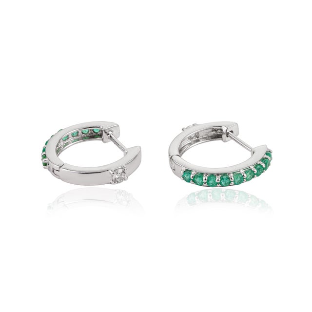 VRJewels Round Cut Emerald & Diamond Transitional Hoop Earrings in 18k Gold- A Pair For Sale - Image 10 of 17