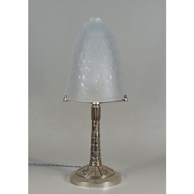 Art Deco Muller Freres French Art Deco Table Lamp 1930s - Geometric Scales Frosted Glass & Nickel For Sale - Image 3 of 12