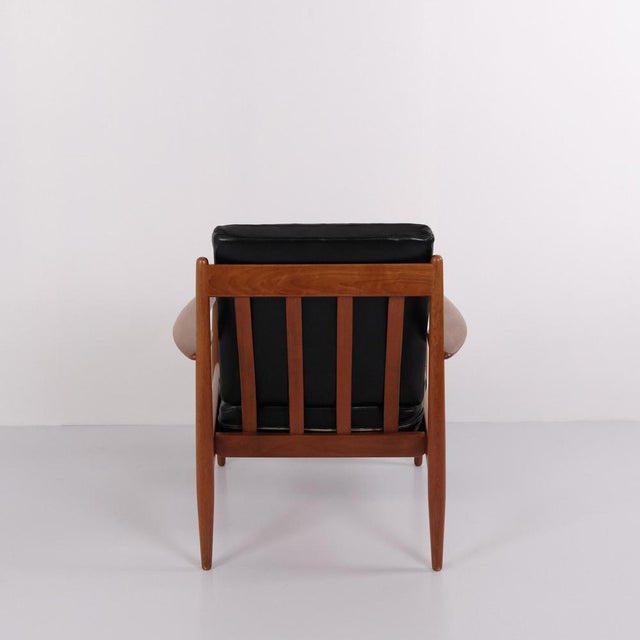 Grete Jalk Model 118 Armchair Grete Jalk for France & Søn in Teak and Black Leather, 1960s For Sale - Image 4 of 11