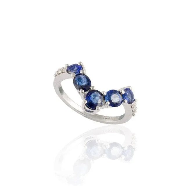 Flanked Diamonds & 1.46ct Blue Sapphire Chevron 'V' Ring Size 7 For Sale In New York - Image 6 of 14