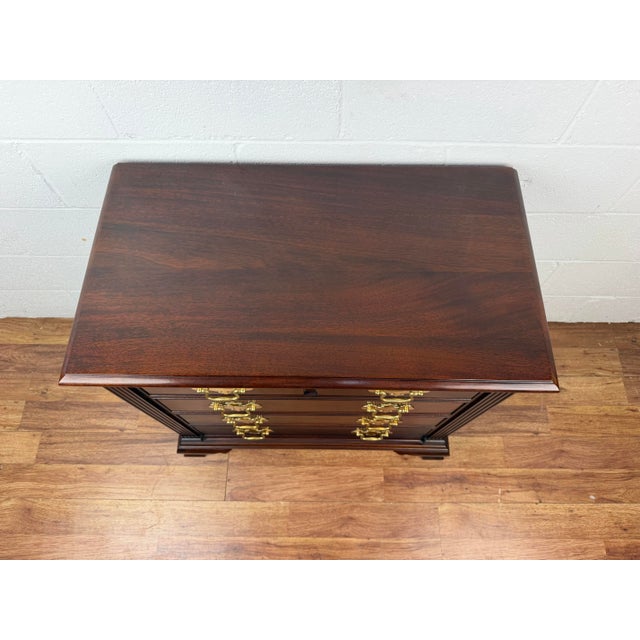 Stickley Colonial Williamsburg Georgian Mahogany Chest of Drawers End Table For Sale In Charlotte - Image 6 of 9