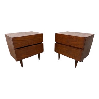 Mid-Century Modern American of Martinsville Walnut Nightstands - Set of 2 For Sale