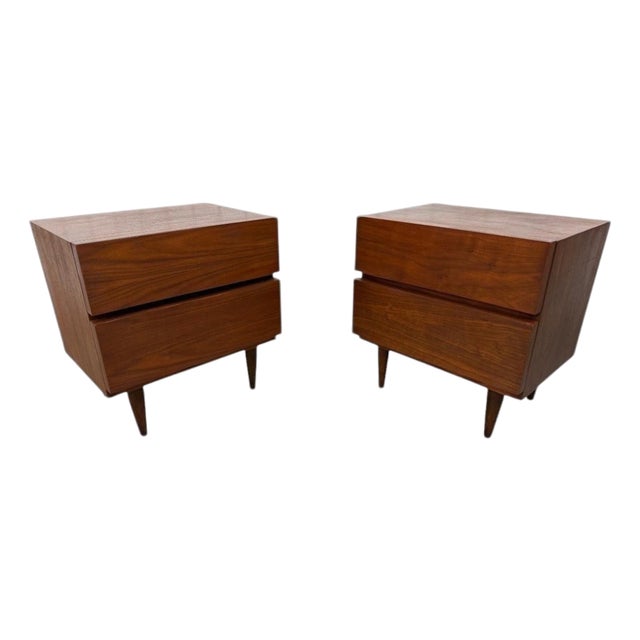 Mid-Century Modern American of Martinsville Walnut Nightstands - Set of 2 For Sale
