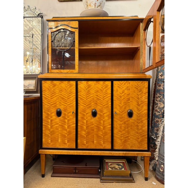 Art Deco Salon Display Cabinet in Flamed Birch Veneer, 1910 For Sale - Image 3 of 9