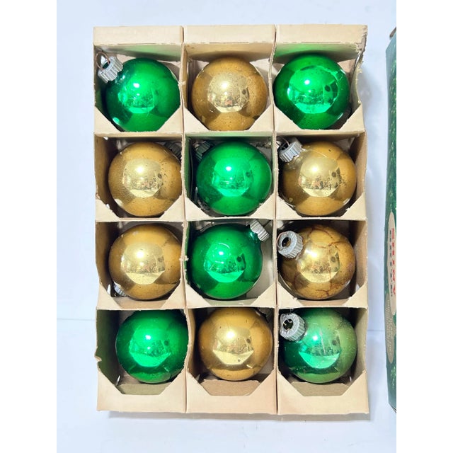 Mid-Century Modern Vintage Shiny Brite Green and Gold Glass Christmas Ornaments – Set of 12 in Original Box For Sale - Image 3 of 12
