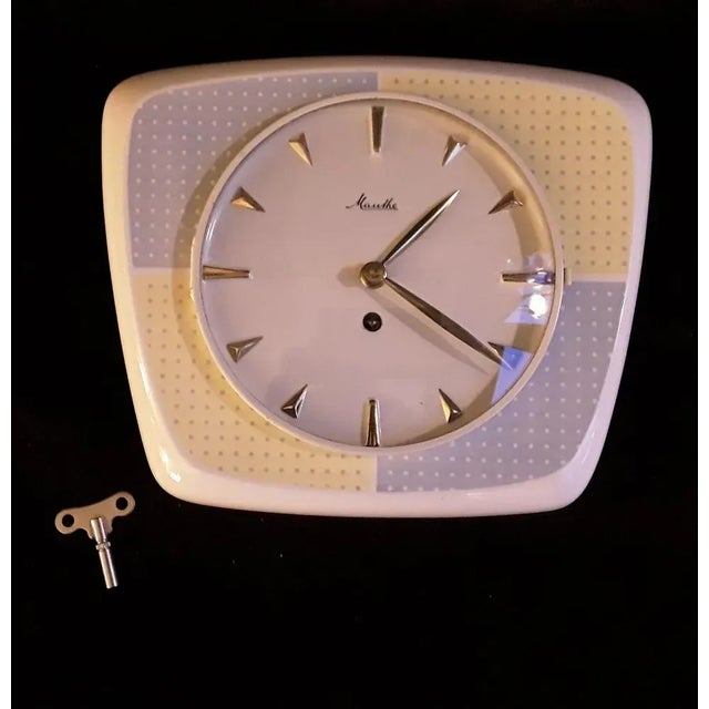 1950s Mid-Century German Machanical Wall Club Clock in Cream-Colored Ceramic with Yellow-Blue Decor from Mauthe, 1950s For Sale - Image 5 of 5