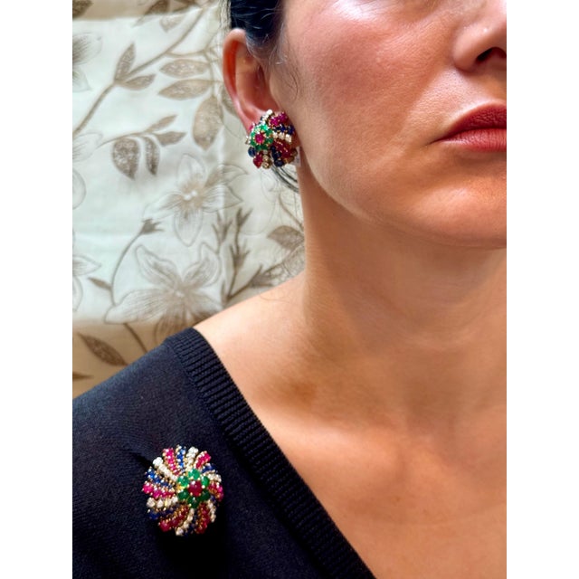 18K Yellow Gold Diamonds, Sapphire & Emeralds Earrings And A Brooch Jewelry Set For Sale - Image 11 of 18