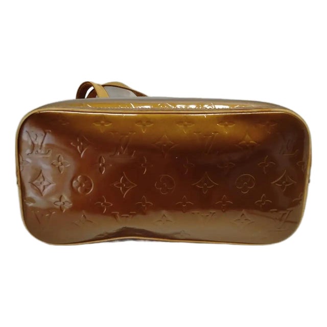 This sophisticated Louis Vuitton Houston shoulder bag is a classic statement piece from the turn of the millennium,...