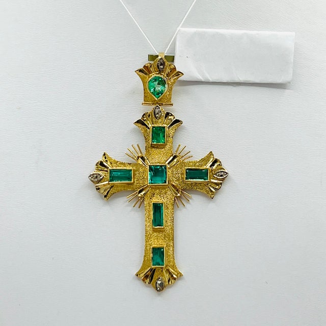 Mid 20th Century Emerald Pear Shape & Emerald Cut Cross Pendant Necklace in 18k Yellow Gold For Sale - Image 4 of 5