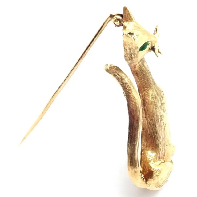 Contemporary Mid 20th Century Tiffany & Co. Yellow Gold Emerald Cat Pin Brooch For Sale - Image 3 of 11