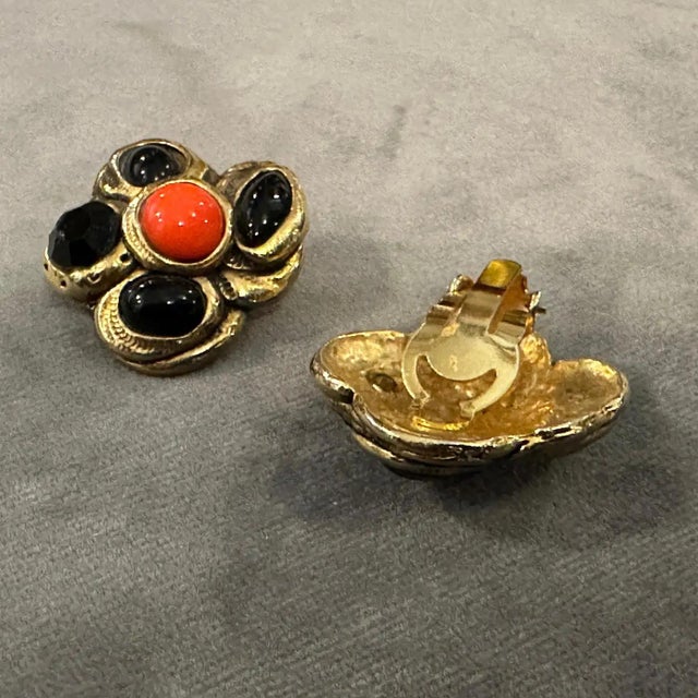 1980s Costume Jewelry Gilt Metal and Enamel Italian Earrings For Sale - Image 6 of 9