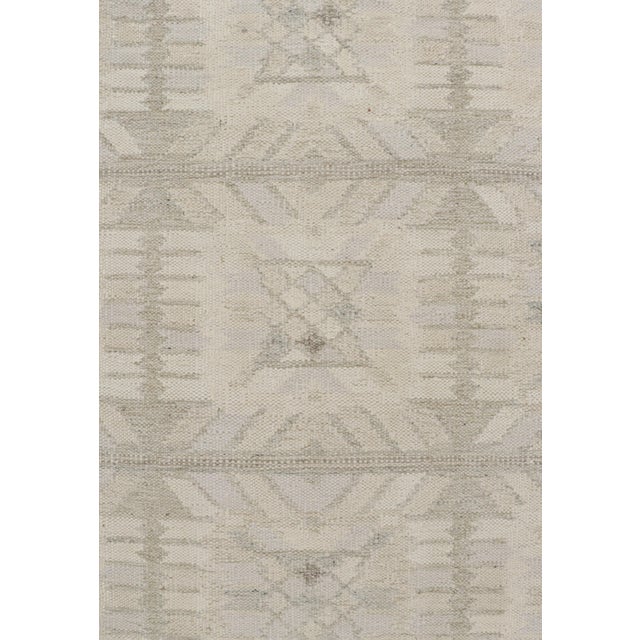 Mid-Century Modern Rug & Kilim’s Scandinavian Style Kilim in White and Gray Geometric Pattern For Sale - Image 3 of 7