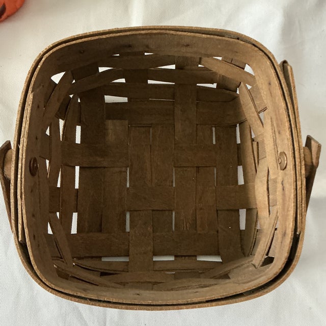 Vintage hand woven basket. Great accent piece for a vintage look. Basket is in nice vintage condition, it is made of maple...