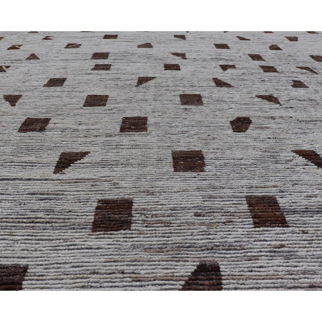 Off-white Distressed Modern Rug in Moroccan Style in All Over Unique Design For Sale - Image 8 of 12