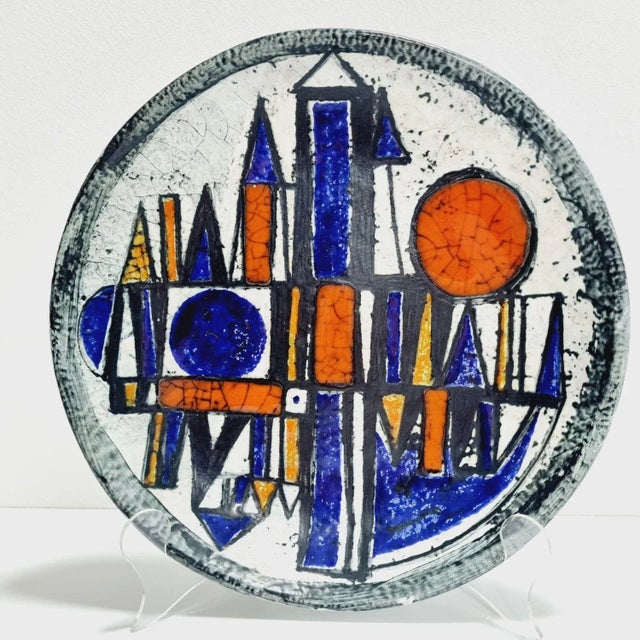 Decorative plate, from the 1970s. We can see abstract geometric shapes in bright colors, the central elements resemble...