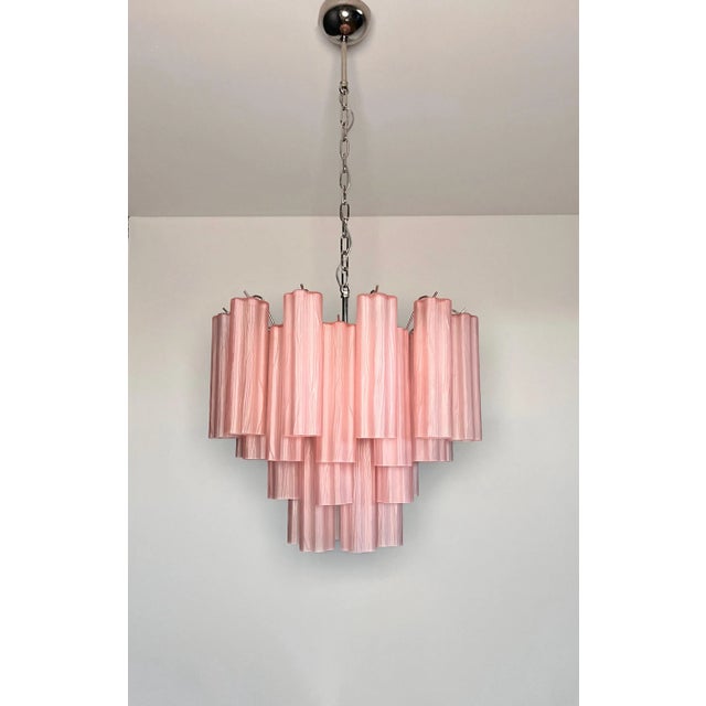 ELECTRICAL SYSTEM ADAPTED FOR US/AU/EU Italian chandelier with Murano glass and nickel-plated metal structure. The armor...