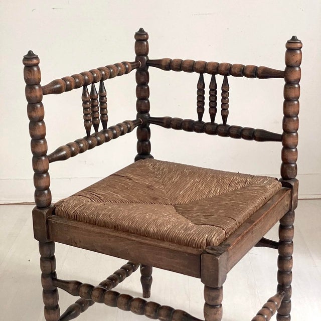 Corner chair, known as a "spool" chair, in turned wood, Art Deco style, circa 1940 This low chair, sometimes called a...