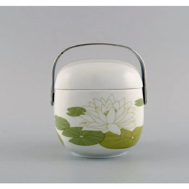 Timo Sarpaneva for Rosenthal. Rare Suomi ice bucket in porcelain decorated with water lilies. 1970s / 80s. Measures: 13 x...