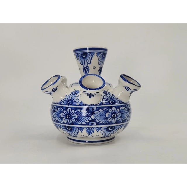 Beautifully crafted, this vintage Delft-style blue and white tulip vase features seven individual spouts designed for...