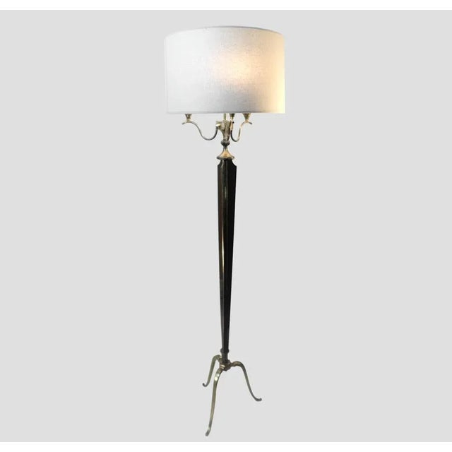 Elegant tripod floor light in solid bronze, solid bronze lamelles, golden patines and canon de fusil. Système d'abat-jour...