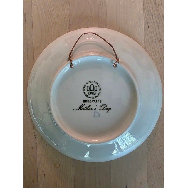 A gift for mom or a birthday : this vintage decorative collectible plate from Bing and Grondahl depicting a duck and her...