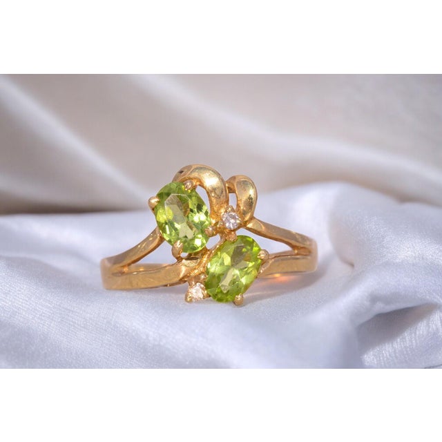 Contemporary The Twins: Peridot and Natural Diamond Ring in Yellow Gold For Sale - Image 3 of 11
