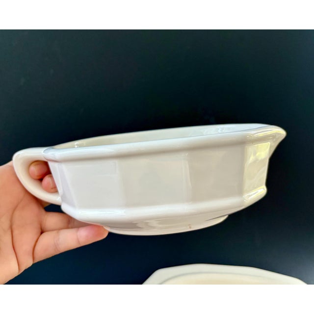 Mid-Century Modern Vintage Pfaltzgraff Gravy Boat & Underplate – Heritage White Stoneware – Midcentury Tableware – 1963 For Sale - Image 3 of 9