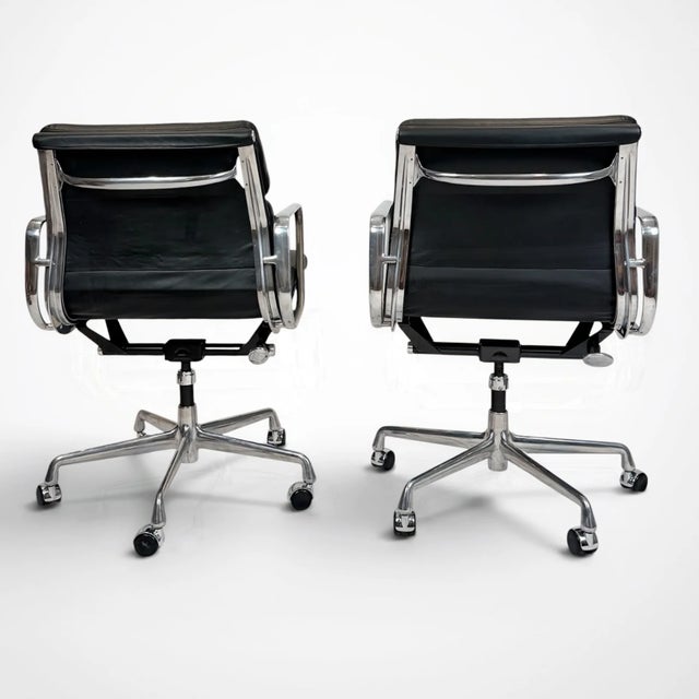 Herman Miller Pair of Eames Aluminum Group Soft Pad Management Chairs by Herman Miller - Black Leather For Sale - Image 4 of 10