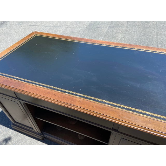 1970s Vintage Sligh Furniture Leather Top Mid Century Modern Campaign Executive Desk For Sale - Image 5 of 12