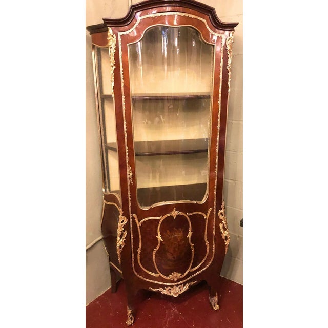 French Linke Style Louis XV Curio / Vitrine Cabinet 19th-20th Century, Bombe Inlaid For Sale - Image 3 of 13