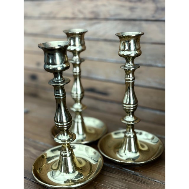 1980s Set of 3 Vintage English Brass Chambersticks W/ Glass Hurricane Chimneys For Sale - Image 5 of 8