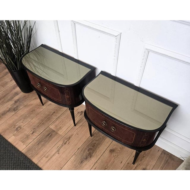 Mid-Century Modern Italian Walnut and Glass Bedside Tables, 1950s, Set of 2 For Sale - Image 6 of 10