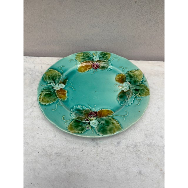 French Majolica strawberries plate circa 1880 Luneville.